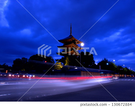 京都東寺的五重塔燈光與汽車的光跡 130672884