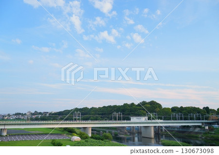 夏日清晨的陽光透過多摩川大橋照射進來 - 多摩川下游（東急東橫線） 130673098