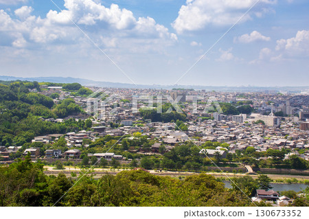從京都府宇治市大吉山展望台眺望宇治市街景和宇治川 130673352