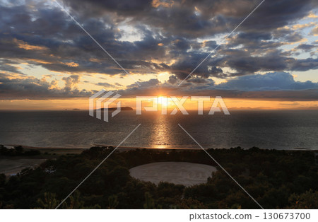 Ariake Beach, Ibuki Island, and Zenigata at dusk in Kannonji City, Kagawa Prefecture Ariake Beach, Ibuki Island, and Zenigata at dusk in Kannonji City, Kagawa Prefecture 130673700