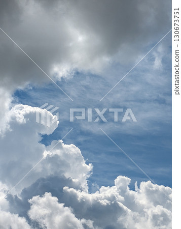 與許多雲彩的夏天天空 130673751