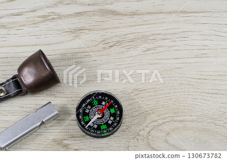 登山裝備圖片,包括熊鈴、口哨和指南針 登山裝備圖片,包括熊鈴、口哨和指南針 130673782