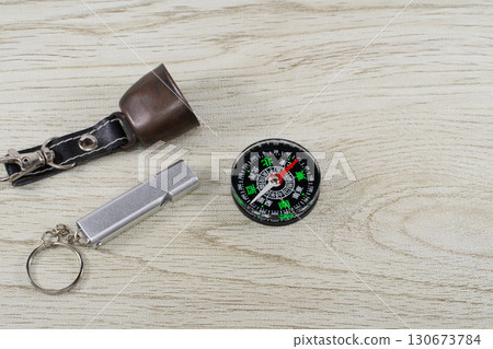 登山裝備圖片,包括熊鈴、口哨和指南針 登山裝備圖片,包括熊鈴、口哨和指南針 130673784