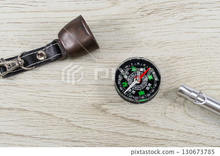 登山裝備圖片,包括熊鈴、口哨和指南針 登山裝備圖片,包括熊鈴、口哨和指南針 130673785