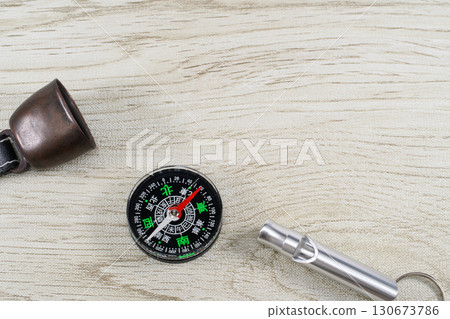 登山裝備圖片,包括熊鈴、口哨和指南針 登山裝備圖片,包括熊鈴、口哨和指南針 130673786