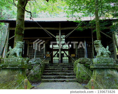 The main hall and two guardian lion statues of Kamo Shrine, quietly nestled in the mountains away from the city of Kyoto The main hall and two guardian lion statues of Kamo Shrine, quietly nestled in the mountains away from the city of Kyoto 130673826