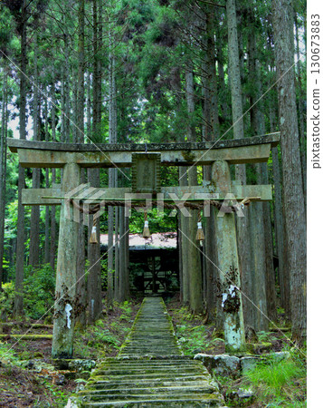 遠離京都的群山之中,靜靜地矗立著賀茂神社的鳥居與正殿 遠離京都的群山之中,靜靜地矗立著賀茂神社的鳥居與正殿 130673883