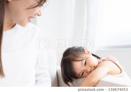 母親和女兒心情不好 母親和女兒心情不好 130674053