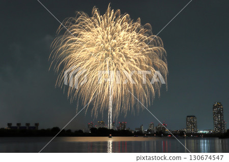 Kita Ward Fireworks Festival: RED×BLUE SPARKLE GATE 2024 (Kita Ward, Tokyo) 130674547