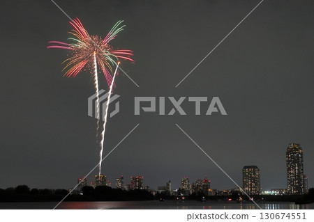 Kita Ward Fireworks Festival: RED×BLUE SPARKLE GATE 2024 (Kita Ward, Tokyo) 130674551