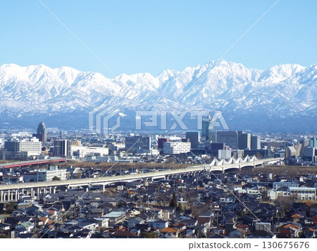 白雪皚皚的立山山脈在富山的城市景觀中格外醒目 白雪皚皚的立山山脈在富山的城市景觀中格外醒目 130675676