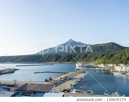 北海道利尻島風景:鴛泊港和利尻山 北海道利尻島風景:鴛泊港和利尻山 130676174