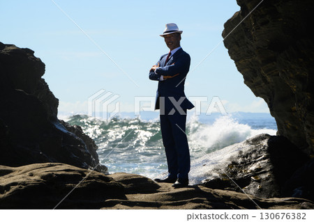 海邊一位穿著西裝的花花公子中年男子的畫像 海邊一位穿著西裝的花花公子中年男子的畫像 130676382