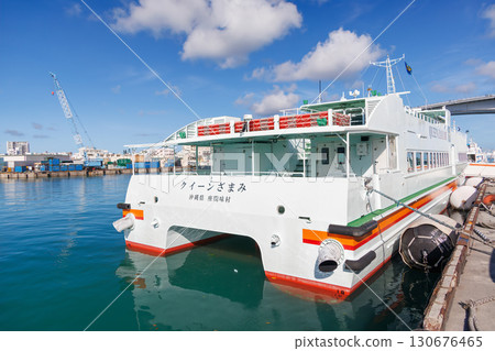 前往慶良間群島座間味島的高速噴射渡輪。座間味女王3號。背景中可以看到泊橋。 130676465