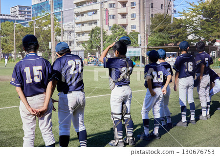 年輕棒球選手在棒球場排隊的背影 年輕棒球選手在棒球場排隊的背影 130676753