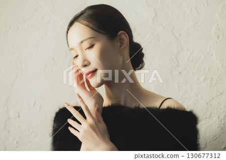 Woman wearing fur Woman wearing fur 130677312