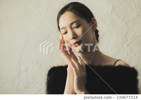 Woman wearing fur 130677314