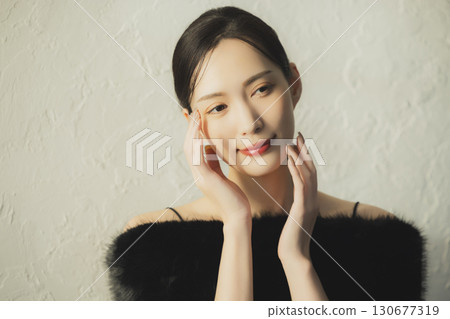 Woman wearing fur 130677319