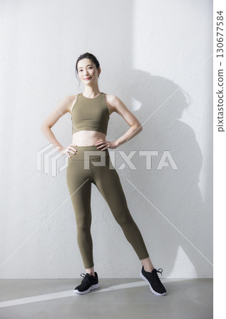 一個穿著訓練服伸展的女人 一個穿著訓練服伸展的女人 130677584