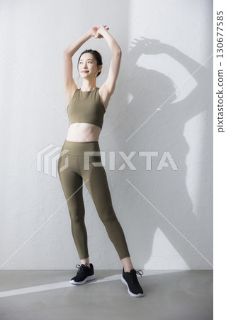 一個穿著訓練服伸展的女人 一個穿著訓練服伸展的女人 130677585