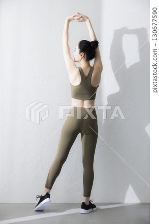 一個穿著訓練服伸展的女人 130677590