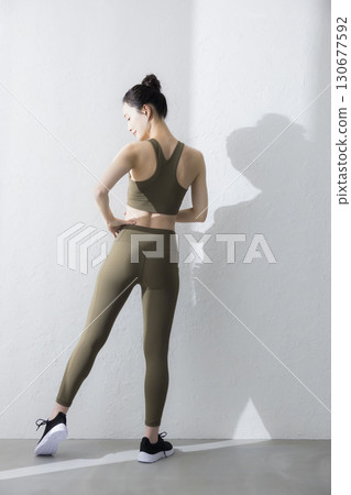 一個穿著訓練服伸展的女人 130677592