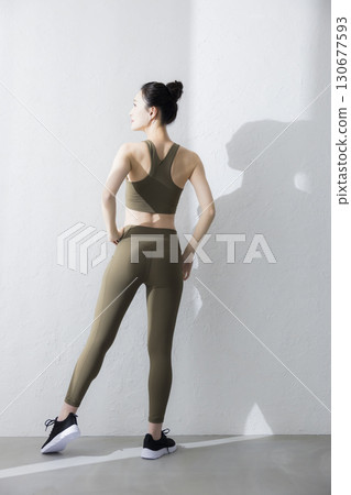 一個穿著訓練服伸展的女人 130677593