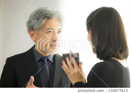 一對中年夫妻約會的形象 130677613