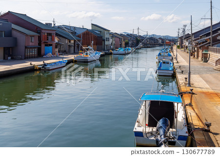 河邊房屋鱗次櫛比,停泊著漁船 河邊房屋鱗次櫛比,停泊著漁船 130677789