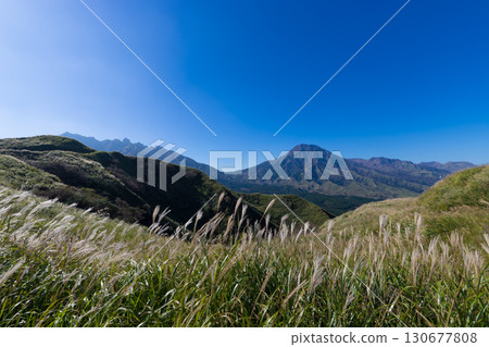 The mountains and blue sky of Minamiaso (Minamiaso, Kumamoto Prefecture) The mountains and blue sky of Minamiaso (Minamiaso, Kumamoto Prefecture) 130677808