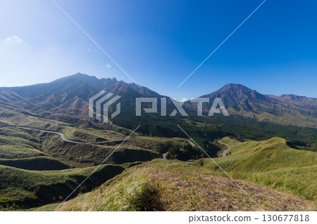 The mountains and blue sky of Minamiaso (Minamiaso, Kumamoto Prefecture) The mountains and blue sky of Minamiaso (Minamiaso, Kumamoto Prefecture) 130677818