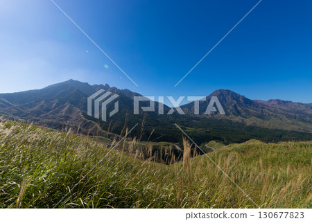 南阿甦的山脈和藍天（熊本縣南阿蘇） 130677823