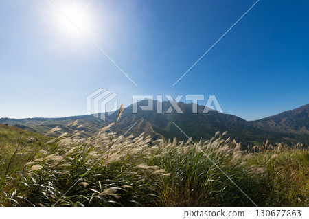 The mountains and sun of Minamiaso (Minamiaso, Kumamoto Prefecture) The mountains and sun of Minamiaso (Minamiaso, Kumamoto Prefecture) 130677863
