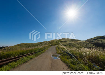 Roads and the sun in Minamiaso (Minamiaso, Kumamoto Prefecture) 130677878