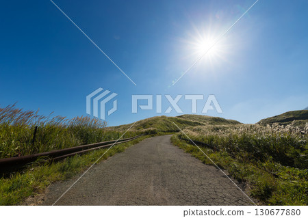 Roads and the sun in Minamiaso (Minamiaso, Kumamoto Prefecture) 130677880