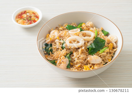 Fried rice with squid or octopus 130678211