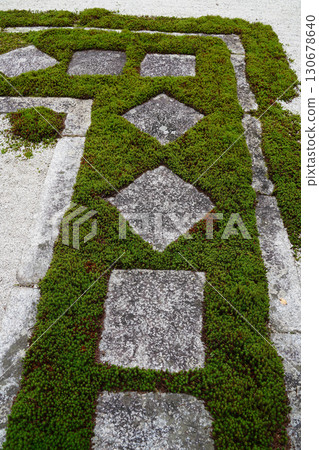 京都寺廟花園裡的踏腳石 京都寺廟花園裡的踏腳石 130678640