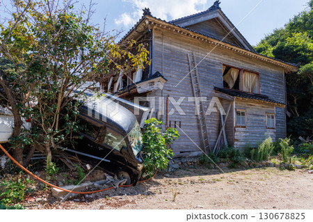 被海嘯捲走的受損汽車 130678825