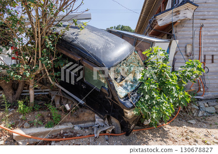 被海嘯捲走的受損汽車 被海嘯捲走的受損汽車 130678827