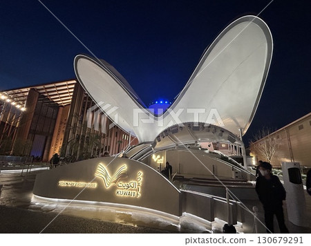 Kuwait Pavilion at night 130679291