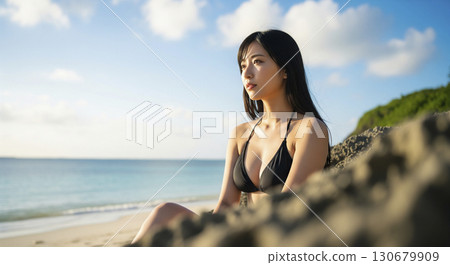 一位身穿比基尼的女子坐在岩石上凝視遠方的側面照 130679909