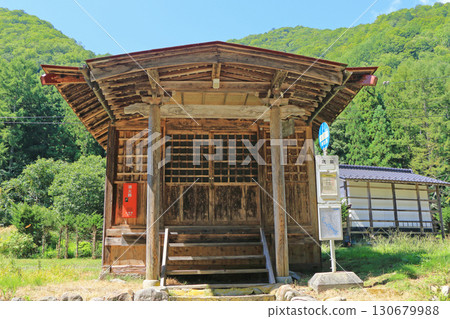 山裡：一座設有公車站的小寺廟 130679988