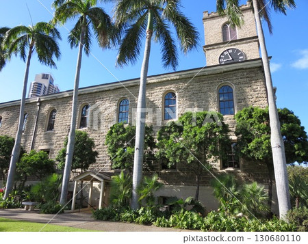 卡瓦伊阿豪教堂是瓦胡島最古老的石砌教堂,在藍天和棕櫚樹的背景下格外醒目。旅遊、廣告、網站、文章、設計。 卡瓦伊阿豪教堂是瓦胡島最古老的石砌教堂,在藍天和棕櫚樹的背景下格外醒目。旅遊、廣告、網站、文章、設計。 130680110