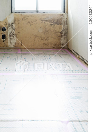 A photo of the wallpaper being removed from a Western-style room on the north side of an old apartment building. Renovation in progress. Mold and corrosion. 130680244