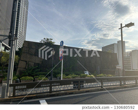 This is the remains of the outer moat of Edo Castle, located near Iidabashi Station in Tokyo. 130680592