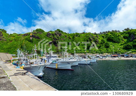 [Henashi Fishing Port, Fukaura Town, Aomori Prefecture] A view of a quaint fishing port lined with small boathouses 130680929
