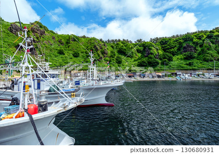 [Henashi Fishing Port, Fukaura Town, Aomori Prefecture] A view of a quaint fishing port lined with small boathouses 130680931