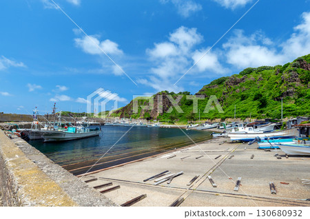 [Henashi Fishing Port, Fukaura Town, Aomori Prefecture] A view of a quaint fishing port lined with small boathouses 130680932