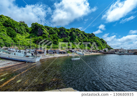 [Henashi Fishing Port, Fukaura Town, Aomori Prefecture] A view of a quaint fishing port lined with small boathouses 130680935