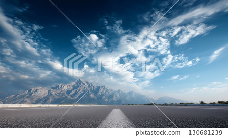 藍天高山下的公路 130681239